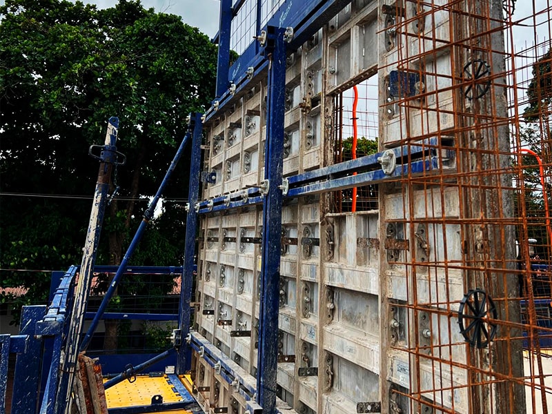 Montagem das fôrmas para parede de concreto