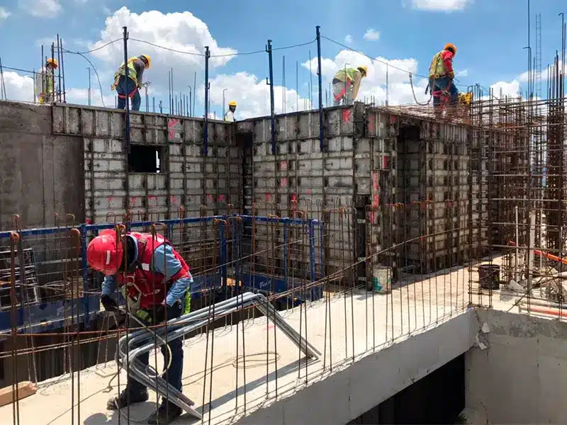 Uso de equipamentos no método parede de concreto