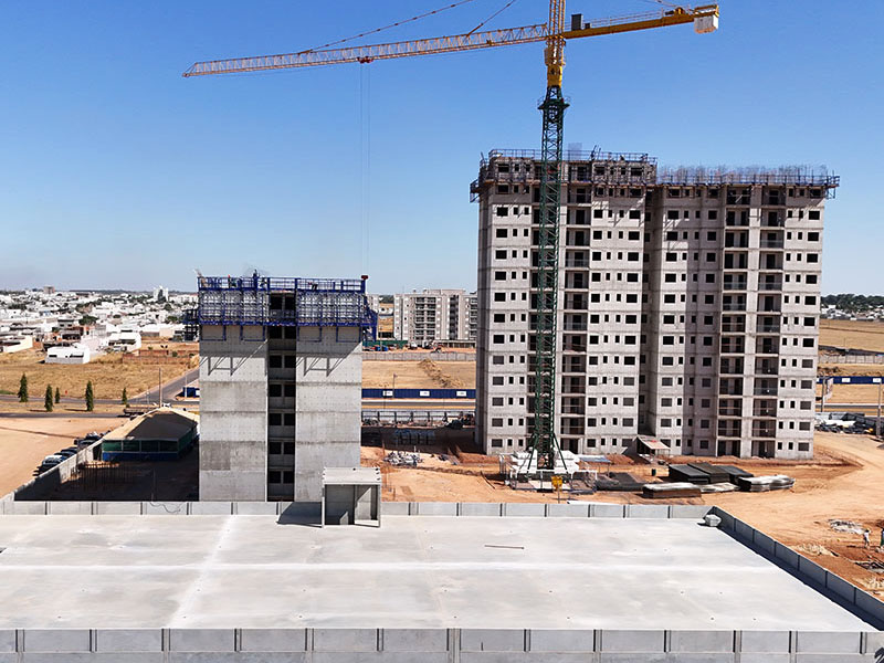 Residencial Acqua em construção com fôrmas para parede de concreto