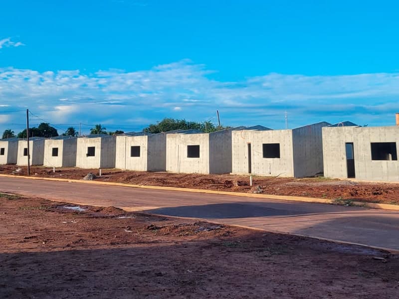 habitação popular com parede de concreto