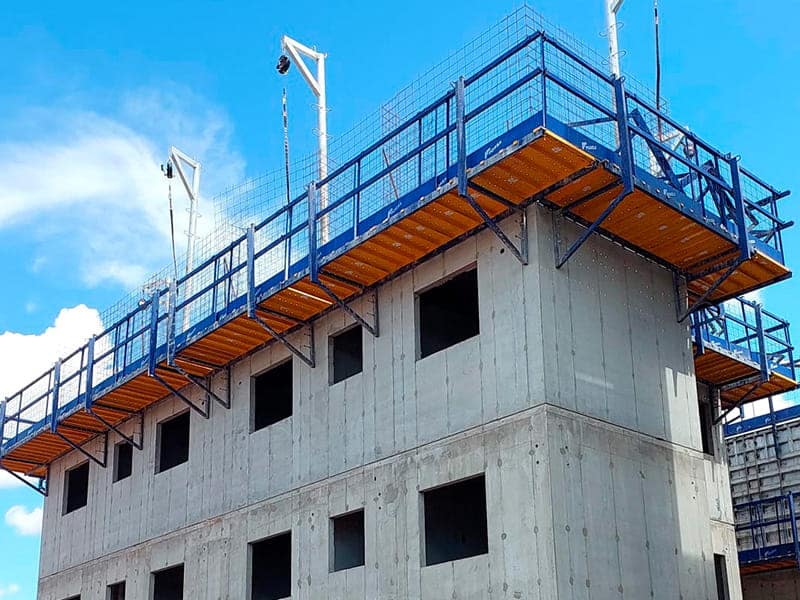 segurança na parede de concreto