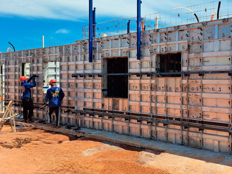 Obra com parede de concreto