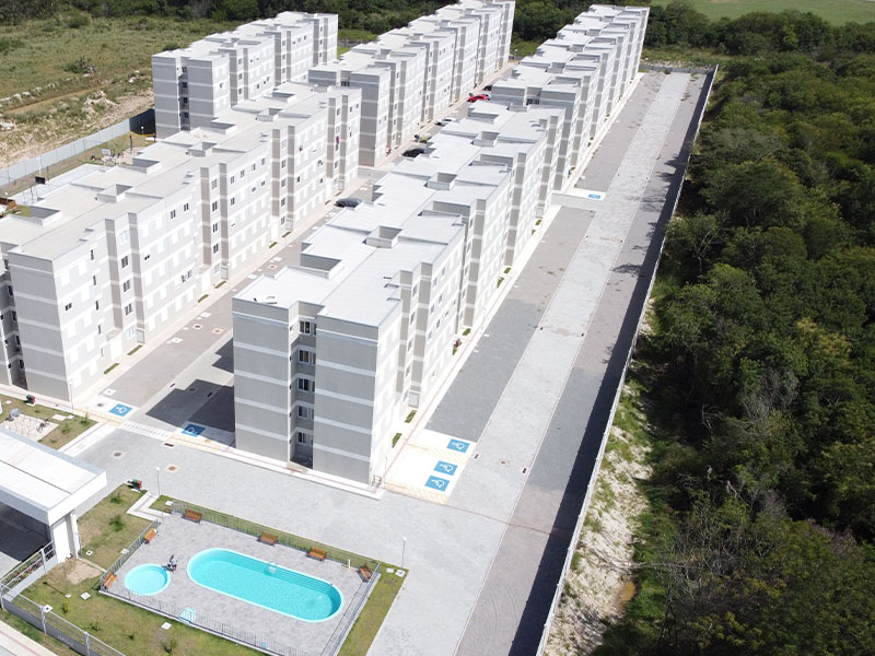 Conjunto habitacional com parede de concreto